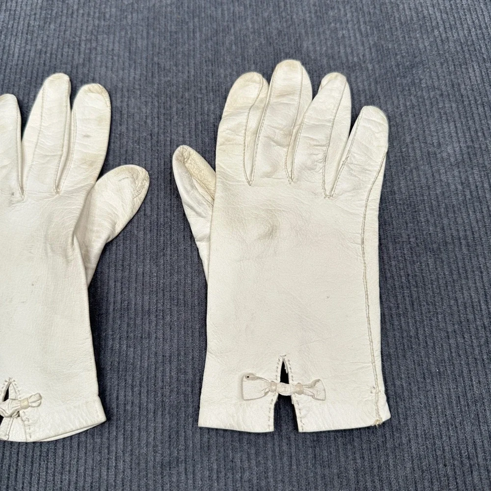 Vintage White Leather Gloves with Bow Detail Short Wrist Length‎ Mid-Century